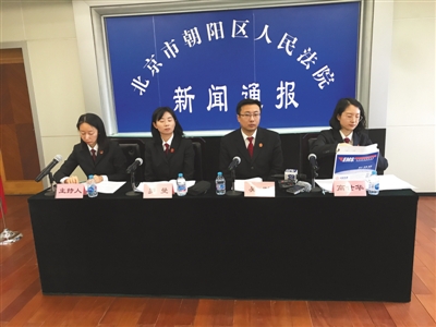 朝阳法院法官现场封存司法建议书。新京报记者 刘洋 摄