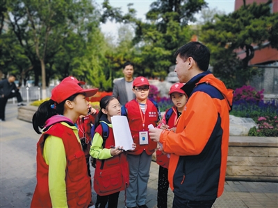 小记者街头调查关注热点社会议题