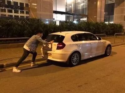 惊闻丨深夜,银川街头俩男子竟推着奥迪车走!