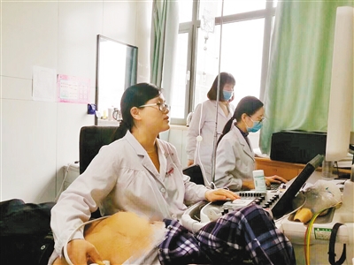 即将临盆女医生 一边输液一边为患者做检查