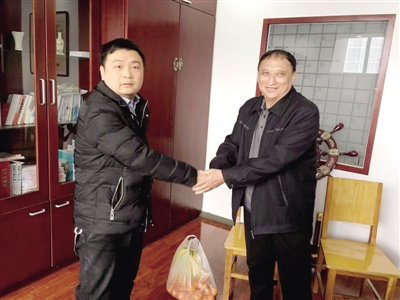 的哥卢光辉(左)和乘客李先生