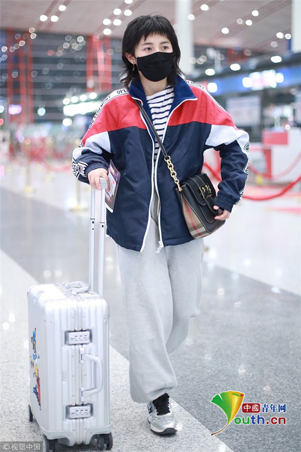 张子枫口罩遮面休闲风 晚上赶飞机似犯困模样可爱