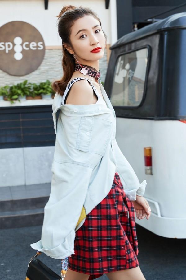 焦娜暖春写真 随性街拍尽显青春气息