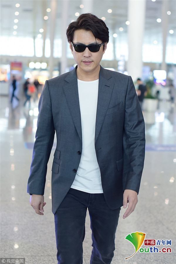 靳东顶棕色卷发酷帅有型 与粉丝热聊灿笑放电