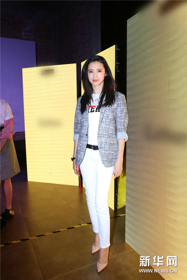 龚蓓苾亮相时装周身姿姣美尽显沉稳气场