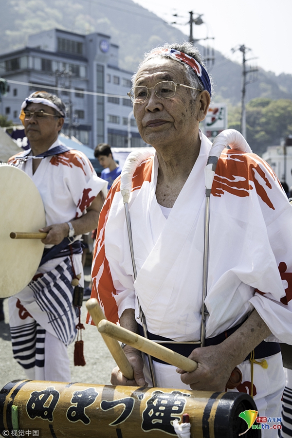 日本静冈县举办"大濑祭" 渔民载歌载舞求丰收