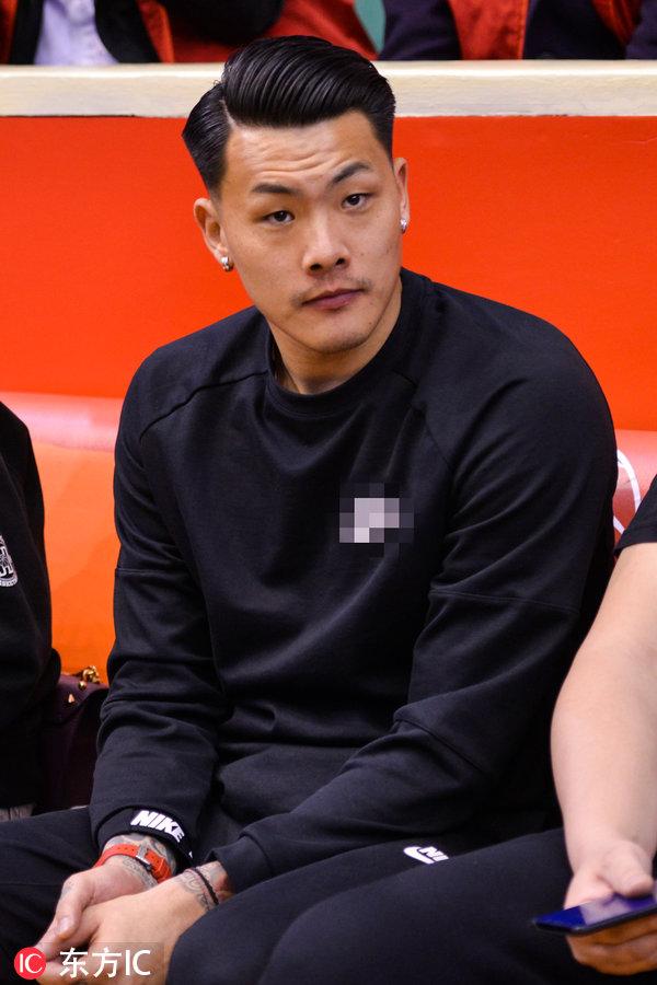 王大雷场边观战cba 利落背头酷劲儿十足