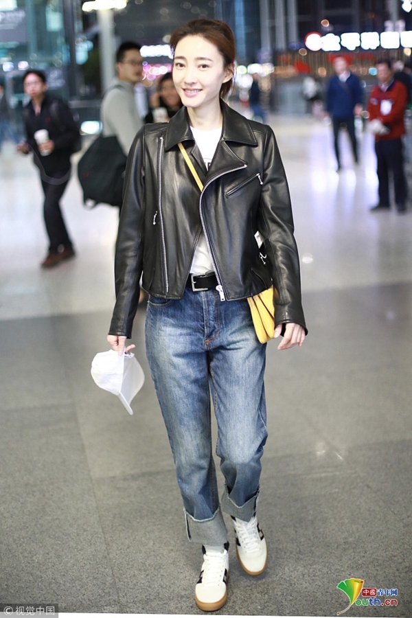 王丽坤穿黑皮衣变"机车少女" 对镜头可爱挥手