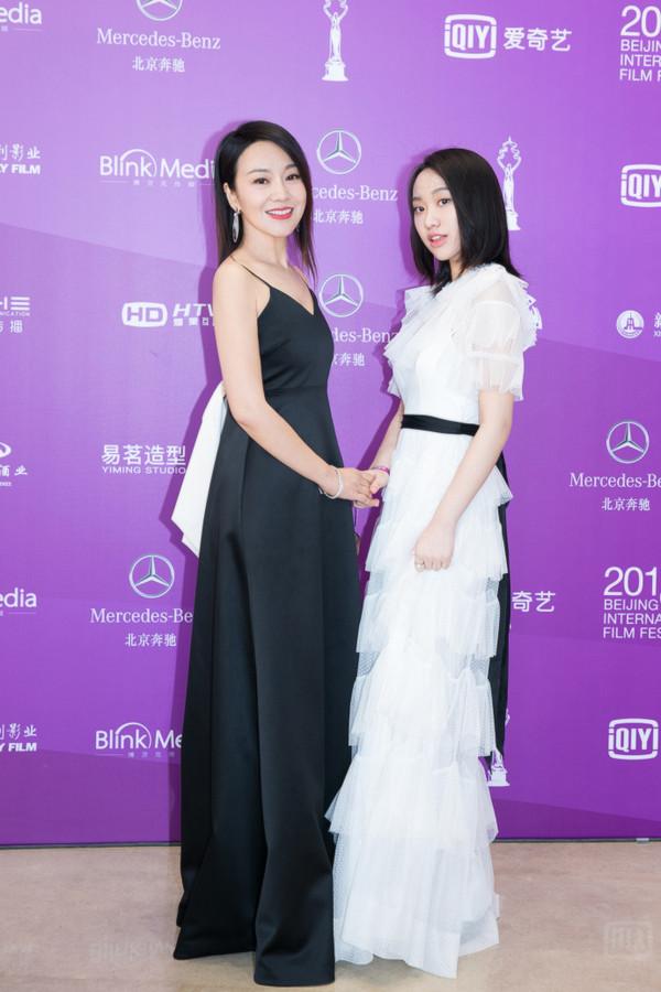 闫妮与女儿合照未免姐妹感太强,暴瘦30斤美过倪妮才是她保持少女辣妈