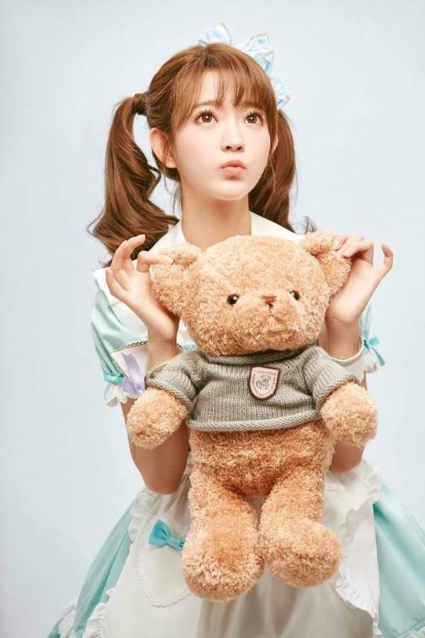 照了,这次小姐姐似乎是cos《魔卡少女樱》中的"知事",一身可爱萝莉装