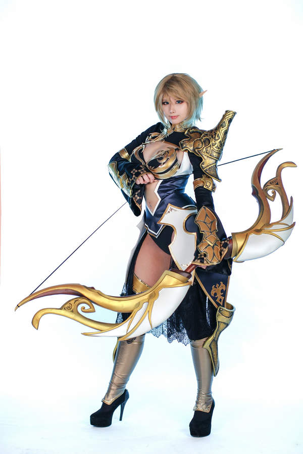 螺旋猫cos《战神之路》圣骑士 胸前大开酥球呼之欲出