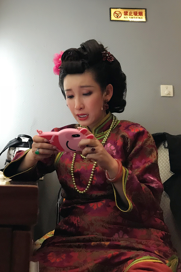 秦海璐小猪佩奇手机壳抢眼 穿年代戏服变"社会人"