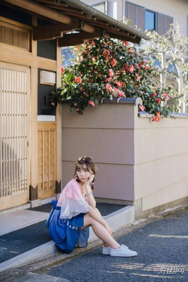 lol小楼晒美照化身清纯学生妹网友直呼心动的感觉