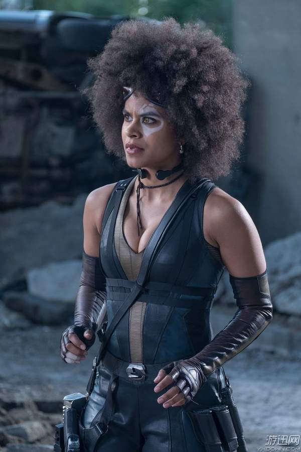 《死侍2》新剧照公开 马尾辫小美女与黑后结伴亮相