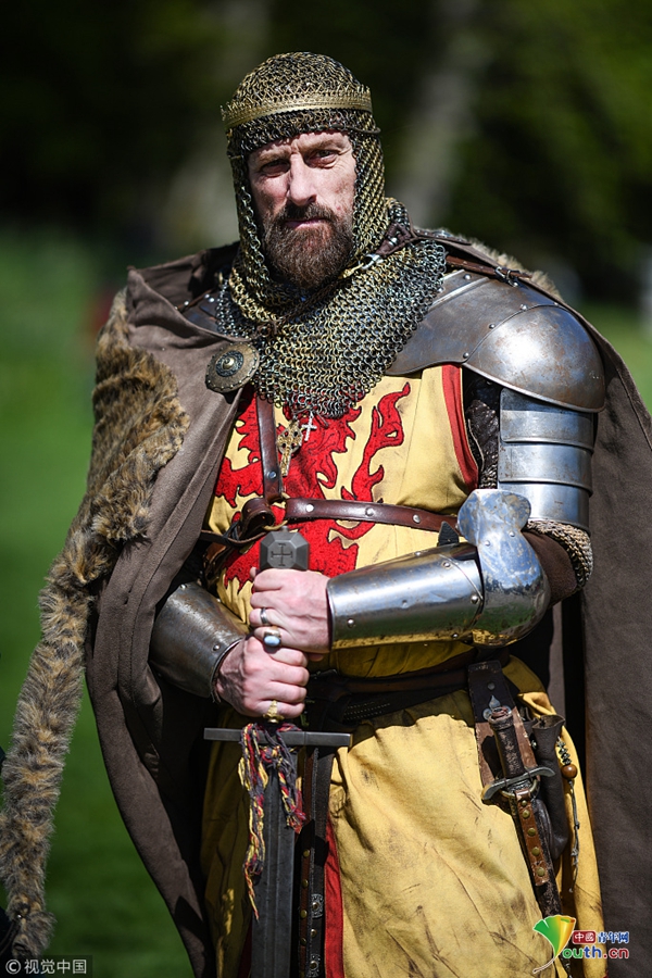英国举办中世纪战斗锦标赛 重甲武士一展身手