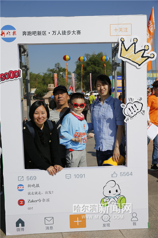 开幕式现场设有快闪,行为艺术,玩偶抱抱和朋友圈相框合影等互动游戏