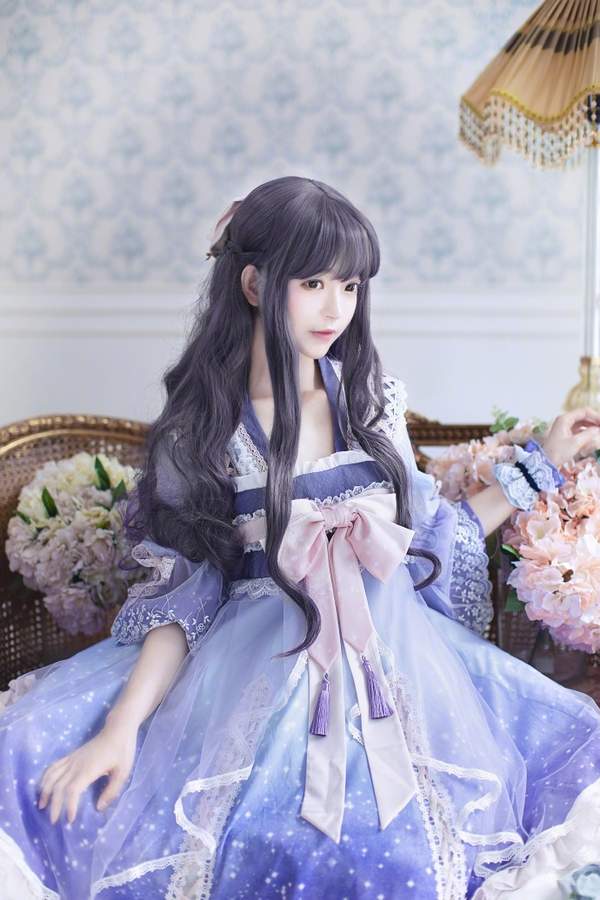 照了,这次小姐姐似乎是cos《魔卡少女樱》中的"知事",一身可爱萝莉装