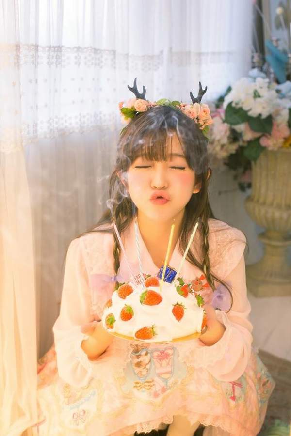 照了,这次小姐姐似乎是cos《魔卡少女樱》中的"知事",一身可爱萝莉装