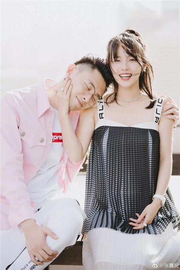 张嘉倪张嘉倪在和老公结婚纪念日穿着李坤的设计,高调晒幸福.