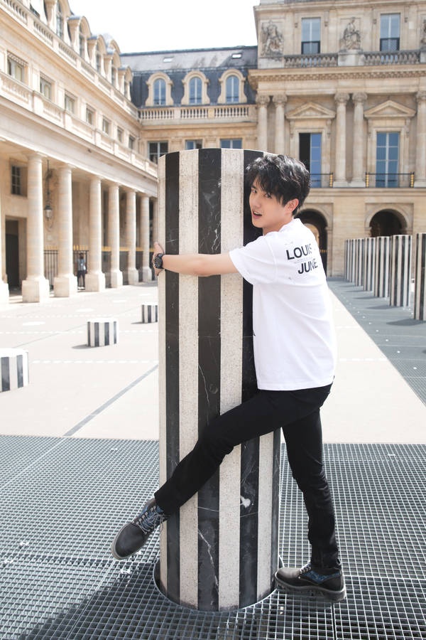 刘昊然二度受邀参加时装周 卷发造型吸睛气质满分