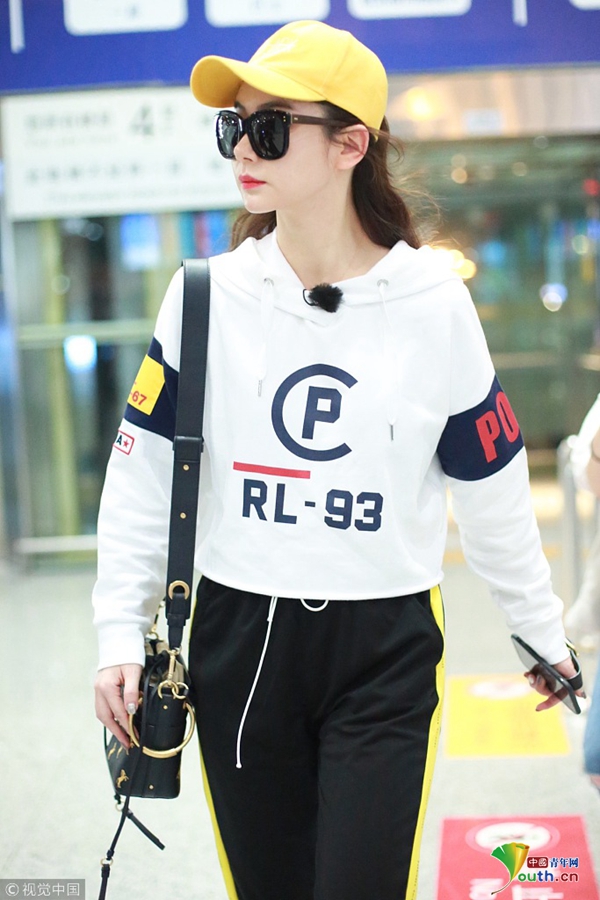 戚薇运动潮装亮相状态好 高举手臂打招呼活力满分