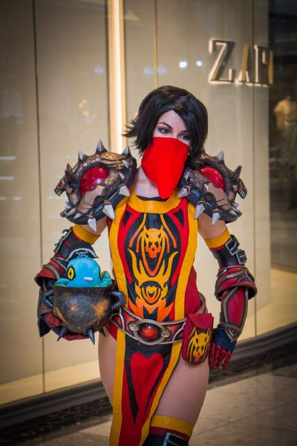 国外妹子cos魔兽凡妮莎凹凸有致竟和瓦王议和