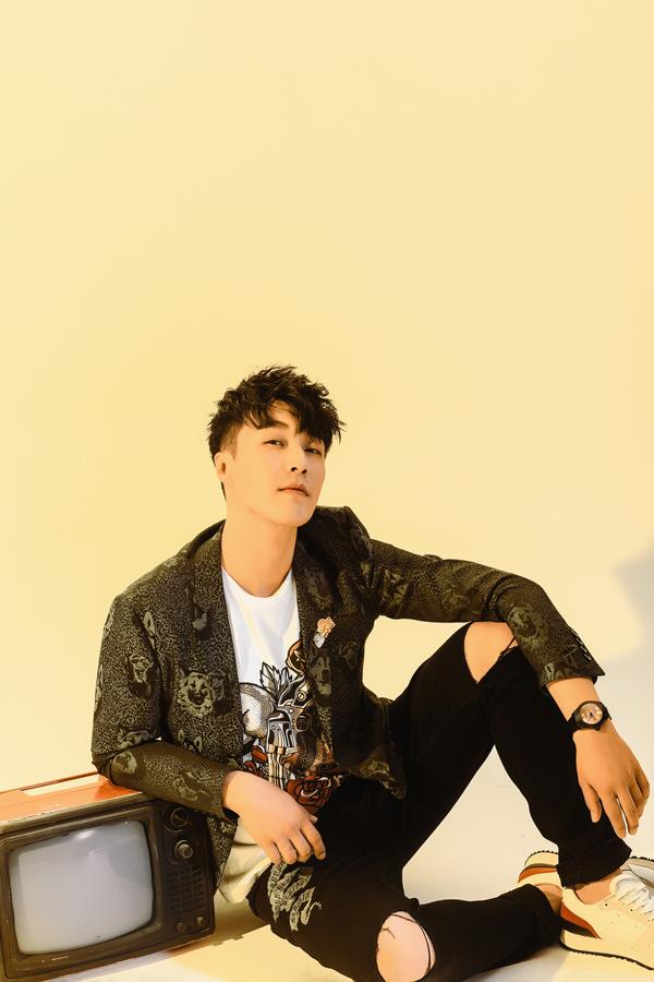 杨金承杂志大片曝光 英气大男人吸睛无数