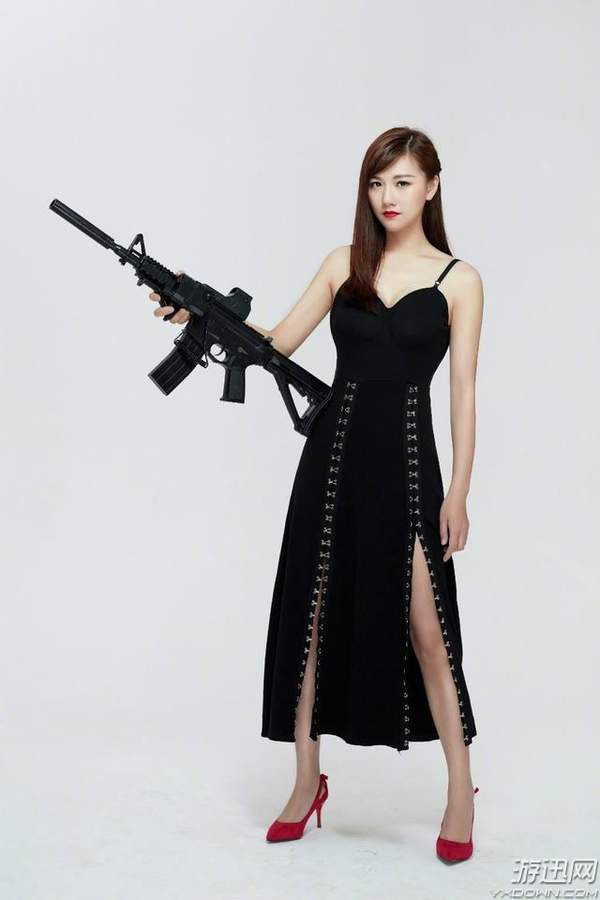 lol小苍身着深v上衣外出游玩遭调侃:你的36e呢?