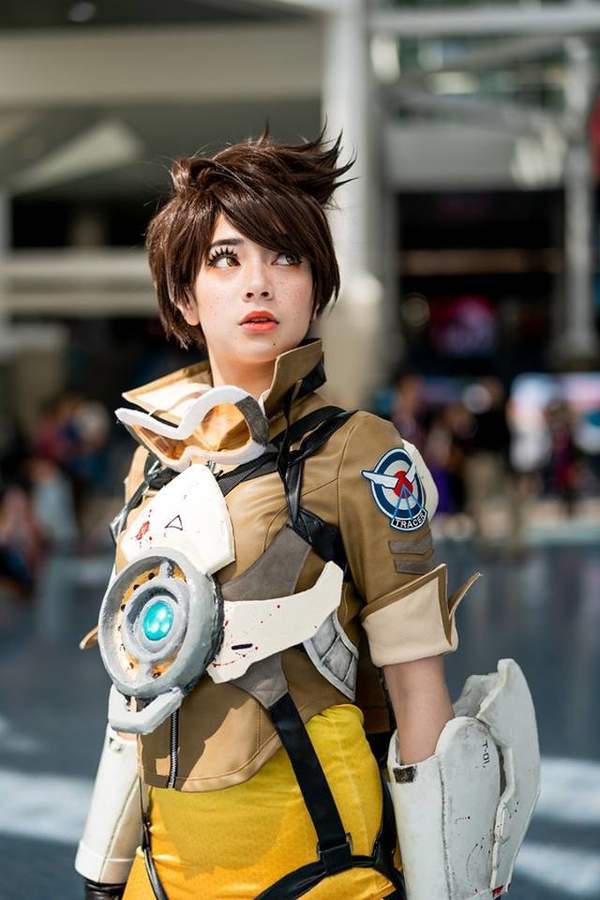 美女cos《守望先锋》猎空 大眼超可爱,道具服饰神还原