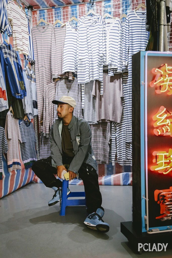 在这个充满老派香港市集的风情里,衣服就赤裸裸的挂在铁网上很是接地