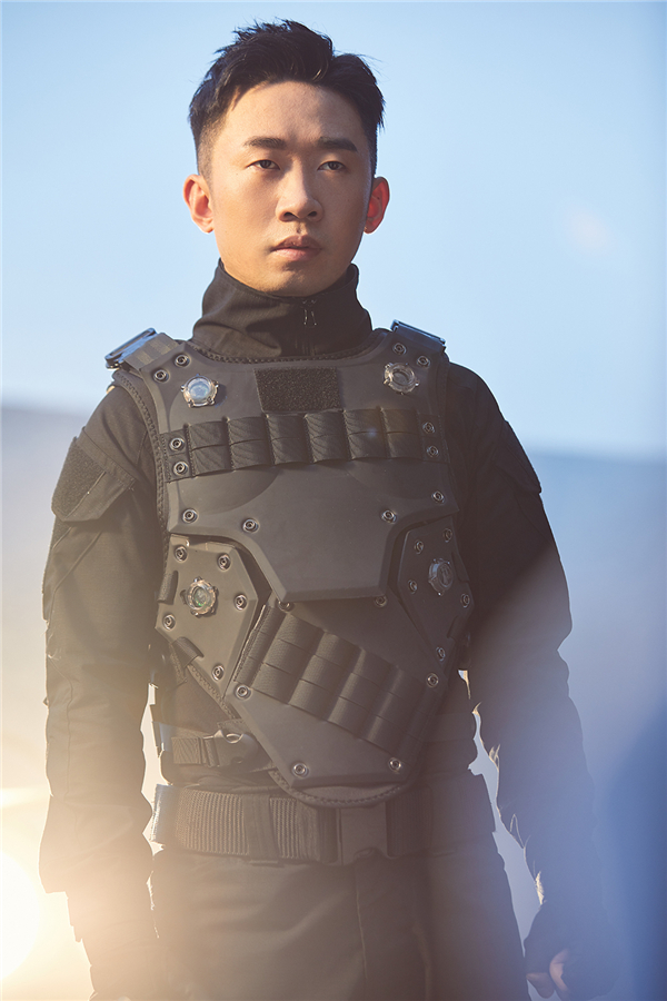 张翰头顶烈日录制《勇敢的世界》 满头大汗引热议