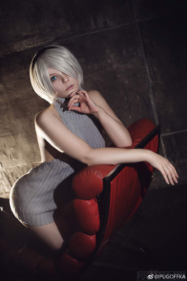 国外美女cos尼尔机械纪元2b一身露背毛衣太撩人