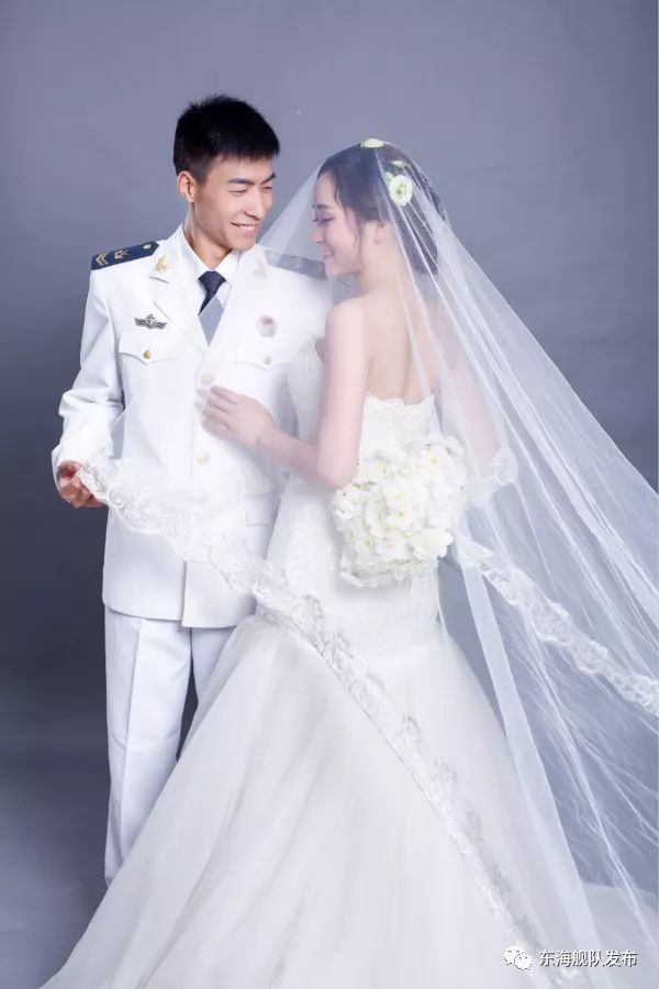 右手敬礼左手牵你请看东海水兵的别样浪漫