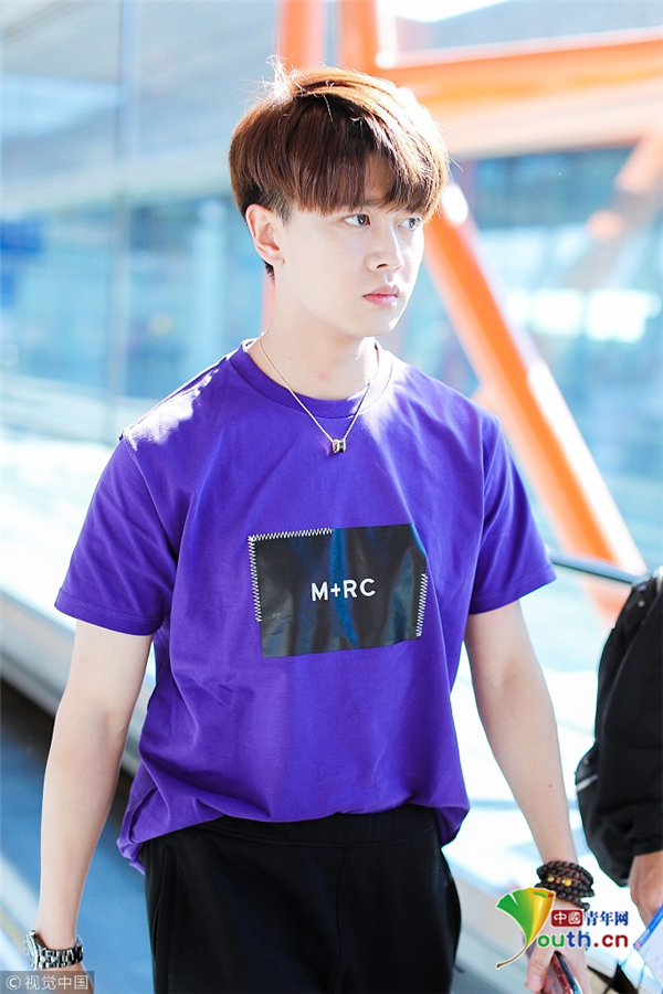 任嘉伦心形刘海超具青春气息 挥手甜笑可爱十足