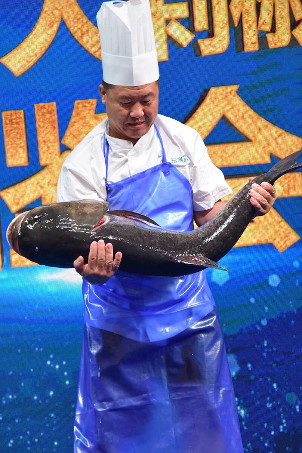 42斤大雄鱼做成"特大版"剁椒鱼头,亮相长沙某商场,遭5万人围观!