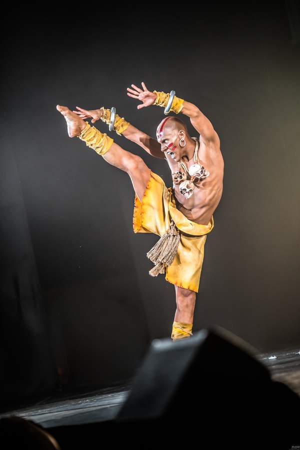 2018世界cosplay峰会冠军高清现场图 春丽大腿令人折服