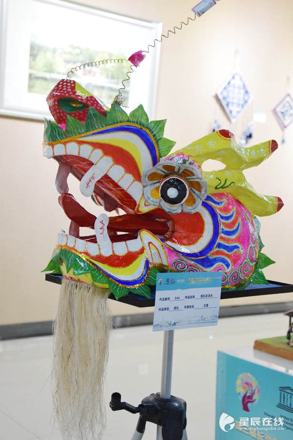 (工艺品纸扎彩龙头.