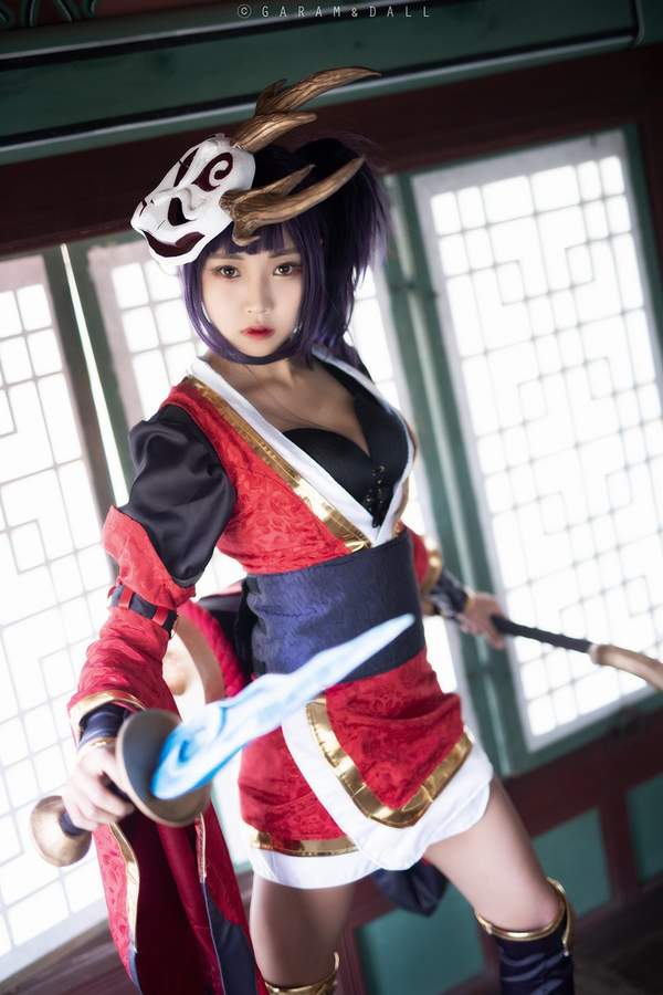 韩国小姐姐cos《英雄联盟》鬼舞姬 眼神凌厉,来势胸胸