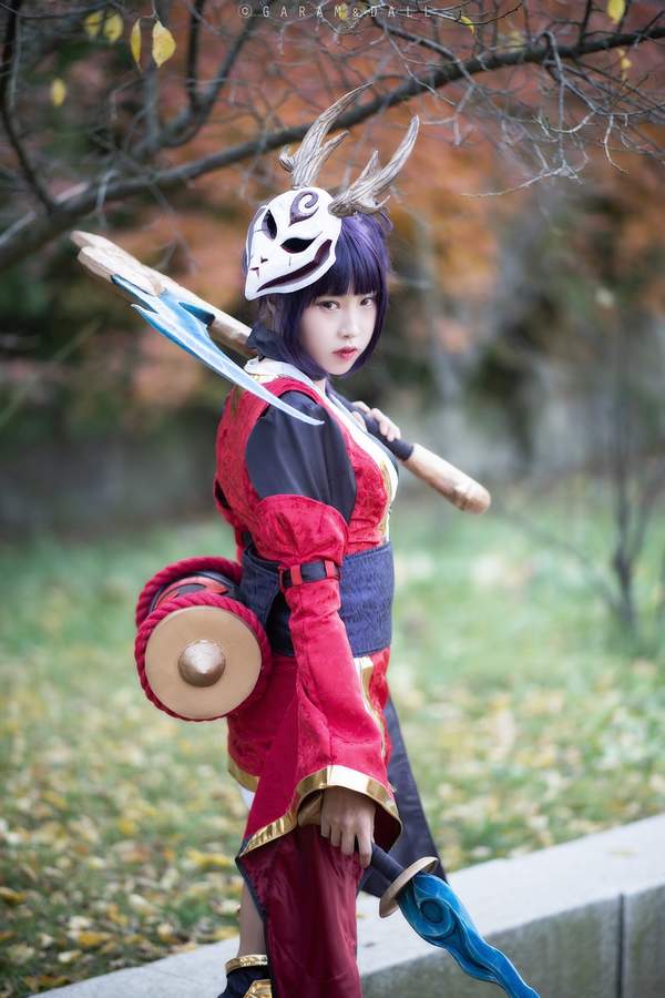 韩国小姐姐cos《英雄联盟》鬼舞姬 眼神凌厉,来势胸胸