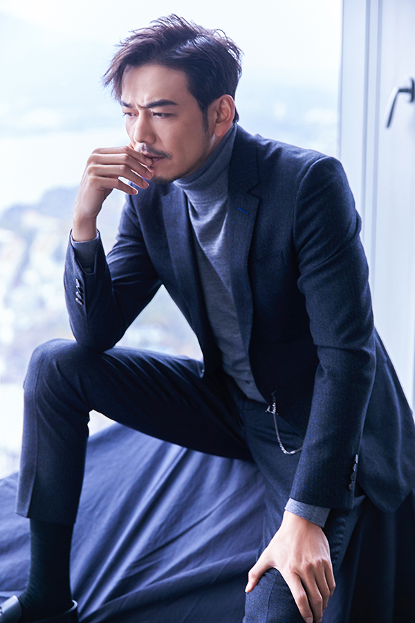 杨烁西装造型亮相气质型男魅力出众