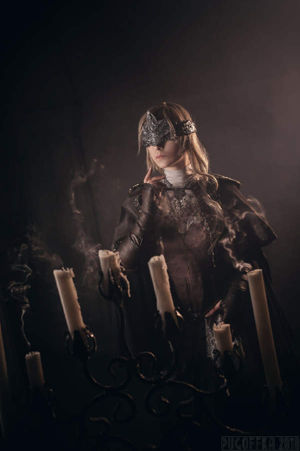 妹子cos《黑魂3》防火女 气质高冷,火辣身材若隐若现