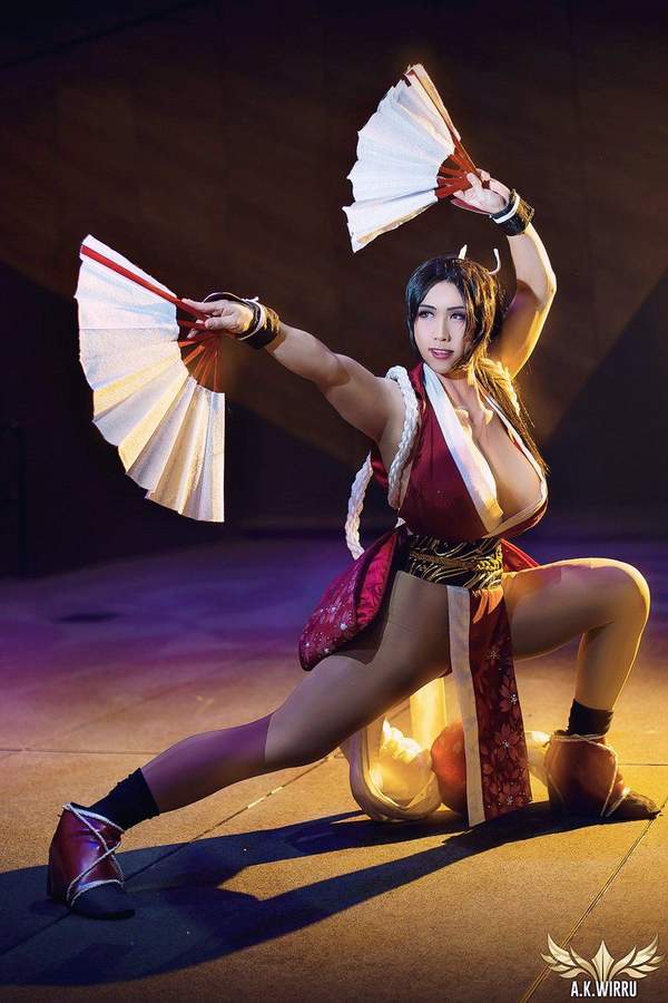 女装大佬cos火影纲手神奇义乳宛如哆啦a梦百宝袋