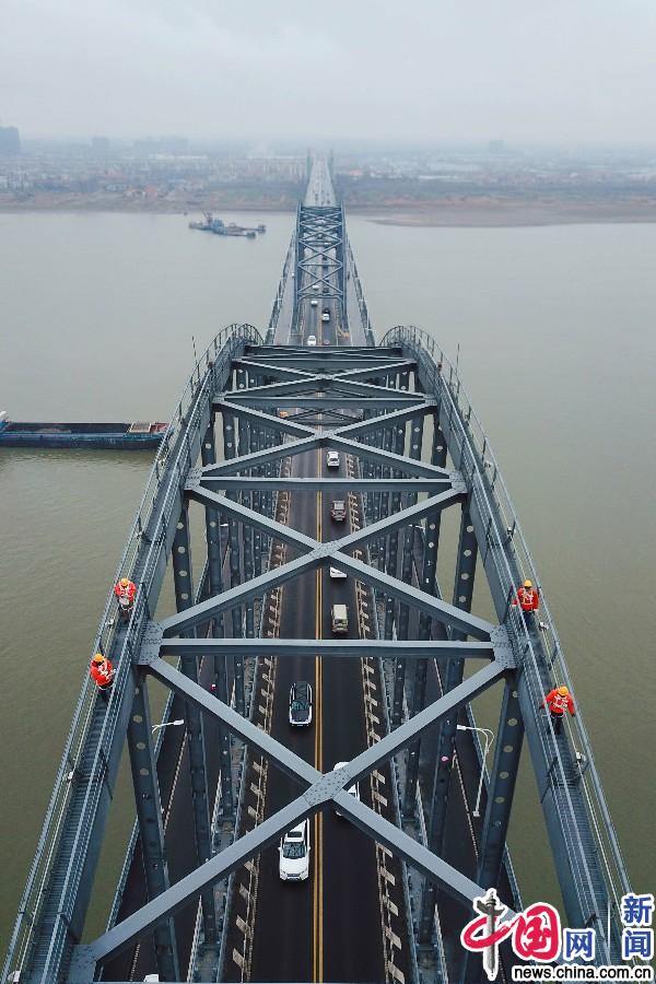 【新春走基层】九江 "铁医生"为长江大桥"把脉"