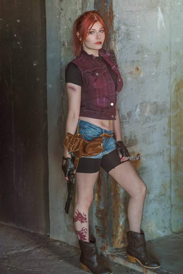 小姐姐cos生化2重制版克莱尔双手持枪翘臀诱人