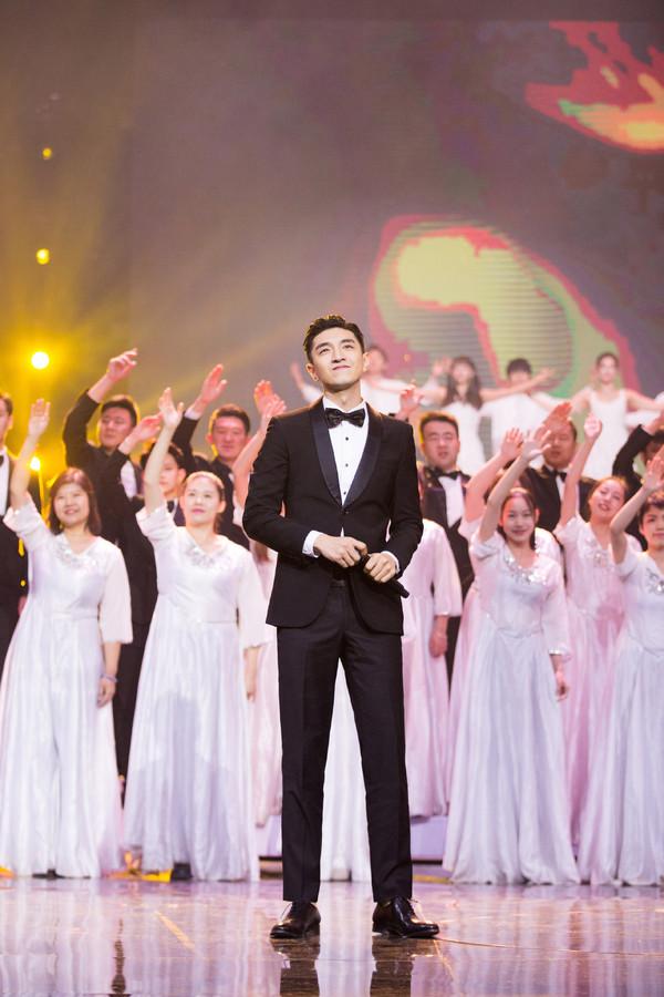 金瀚身高183cm,拥有优越的身材比例和大长腿,不笑时是枚成熟硬朗的