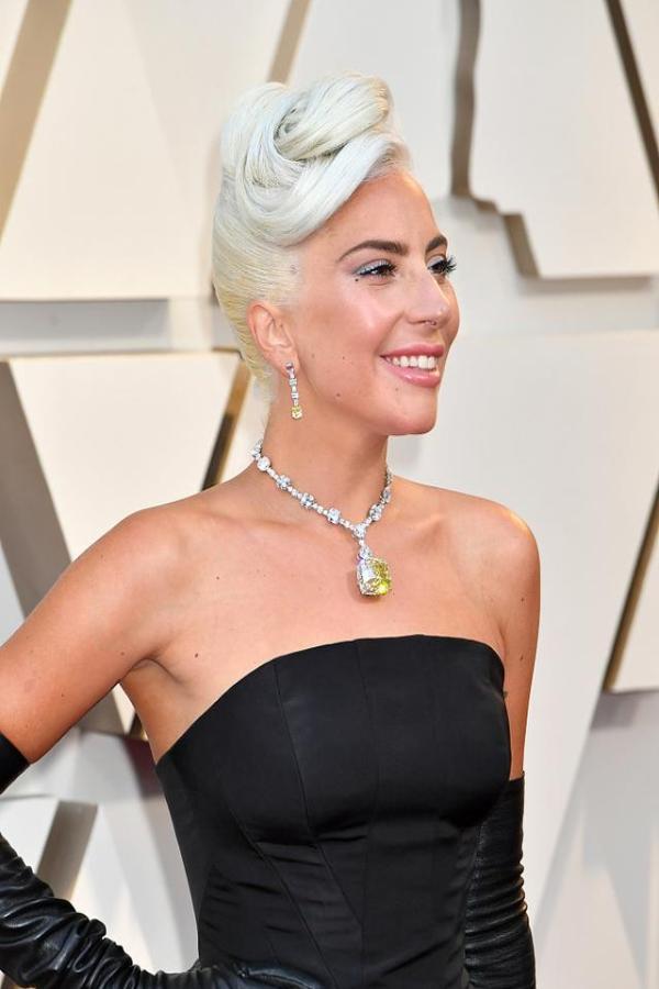 ladygaga戴价值2亿钻石红毯致敬赫本