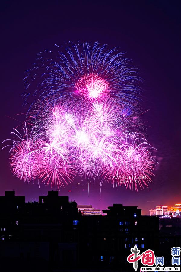 图为璀璨的烟花在北京上空绽放.