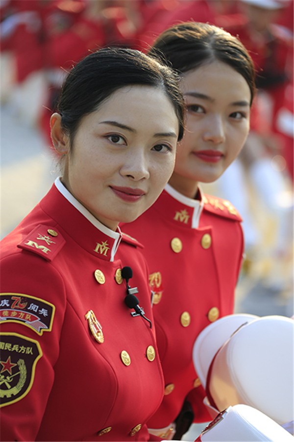 女民兵方队接受检阅.新华社记者 王建民 摄徒步方队通过天安门.