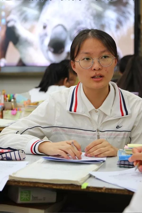 云南省禄劝彝族苗族自治县,禄劝一中高一网络班的学生通过直播教学与