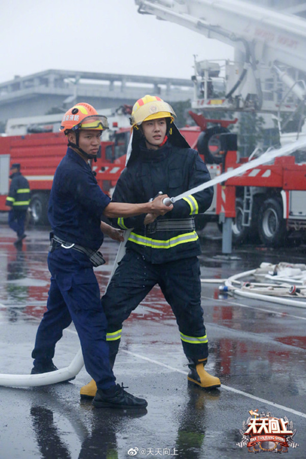 王一博成为洛阳市消防宣传公益大使,耶啵的制服诱惑,太帅了
